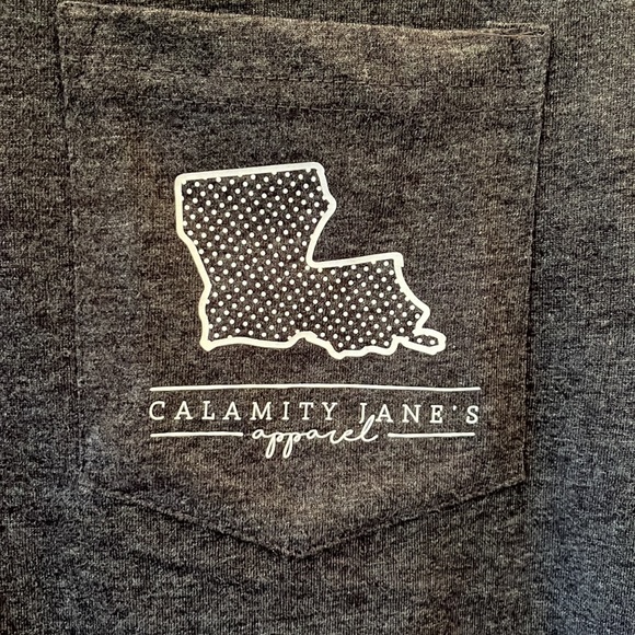 NWT Calamity Jane’s Apparel Louisiana Charcoal Gray SS Tee, Sz M - Picture 2 of 13